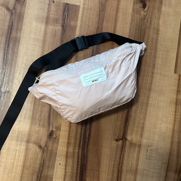 Nike Revolution 1/2 zip jacket that turns to a belt bag/ crossbody bag - Picture 3 of 8